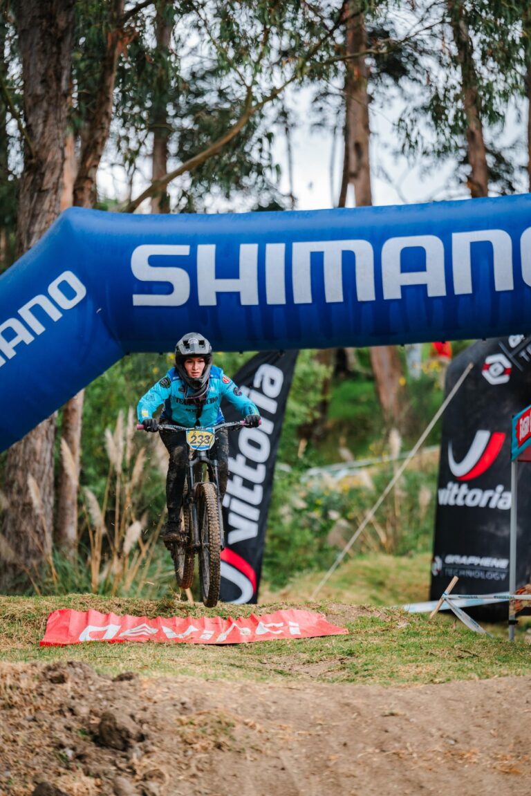 Joven Quemchina Destaca en Campeonato Internacional de Descenso en Bicicleta