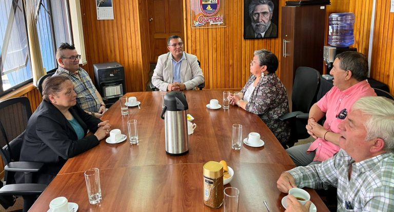 Alcalde entrega reconocimientos a asistentes de educación jubilados de nuestra comuna